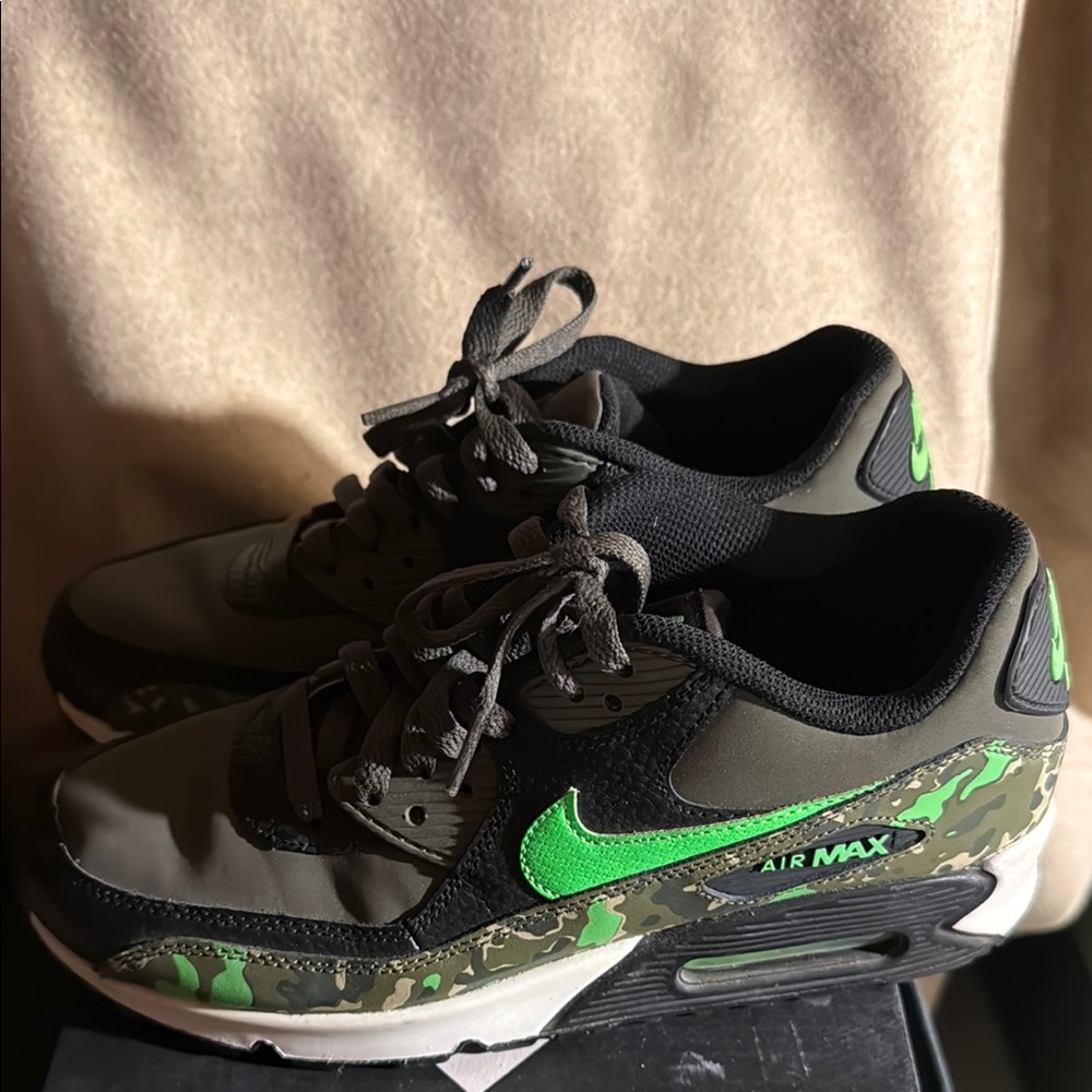 Nike Air Max Sneakers with Green Camo 6.5 Y 8 W